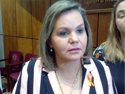Utilización de urnas electrónicas generará un caos, según senadora