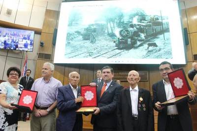 Senadores les entregaron una placa pero excombatientes reclamaron atención para los pocos que quedan