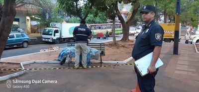 Hallan cuerpo sin vida de un indigente en paseo central