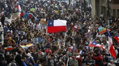 EN VIVO: Chilenos salen a las calles con “La tercera marcha más grande de Chile”