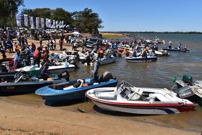 Último día para comercializar pescado en Ayolas