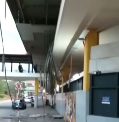 Cae parte del techo de la TOA