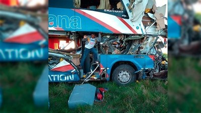Colectivo choca contra un camión en Argentina y un paraguayo perdió la vida