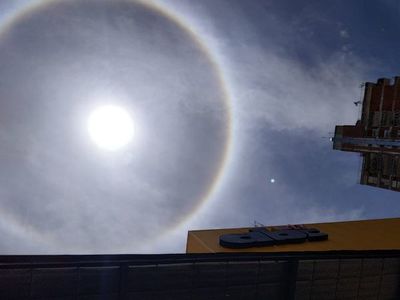 Halo solar deslumbra el cielo