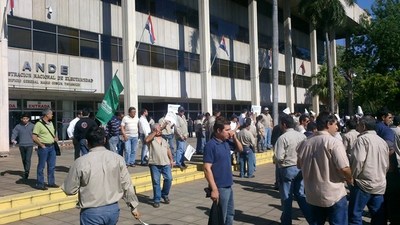 Funcionarios de la ANDE irán a huelga por dos días