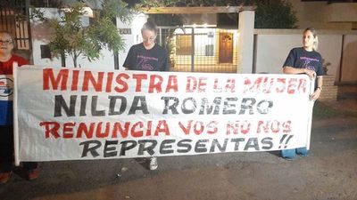 Mujeres víctimas de violencia escrachan a ministra de Mujer