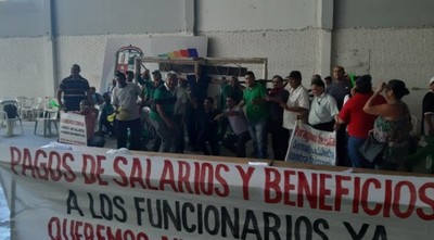 Funcionarios toman la municipalidad de Lambaré