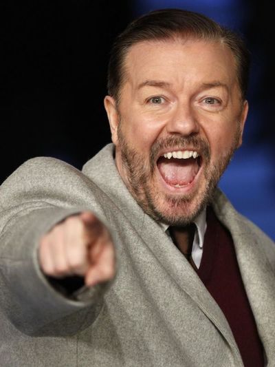 El comediante Ricky Gervais presentará los Globos de Oro por quinta vez