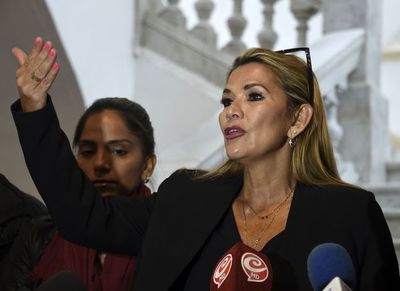 Senadora Jeanine Añez se proclama presidenta de Bolivia en sesión legislativa sin quórum