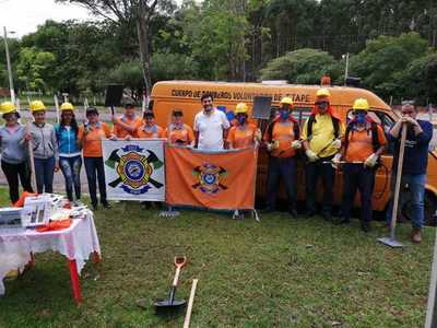 ATP entrega equipamientos a bomberos que combaten incendios forestales