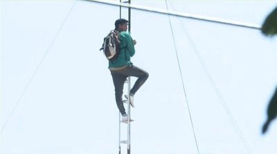 Funcionario de Municipalidad de Lambaré se sube a una antena