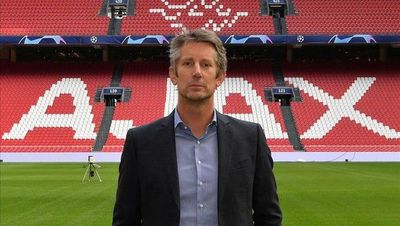 Van der Sar seguirá como director del Ajax