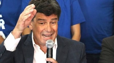 Escrachan a Efraín Alegre por apañar supuestas irregularidades en la gestión de Alejandro Urbieta