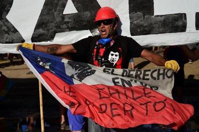 De colarse en el metro a copar las calles: el mes en el que "Chile despertó"