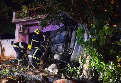 Conductor pierde el control de su auto y vuelca, pero sale ileso
