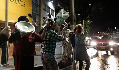 Un cacerolazo nocturno prolonga las protestas en Colombia contra el Gobierno