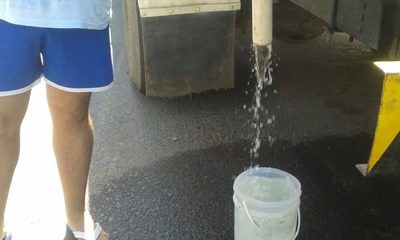 ESSAP provee agua con camiones cisternas a barrios asuncenos afectados por corte suministro del servicio