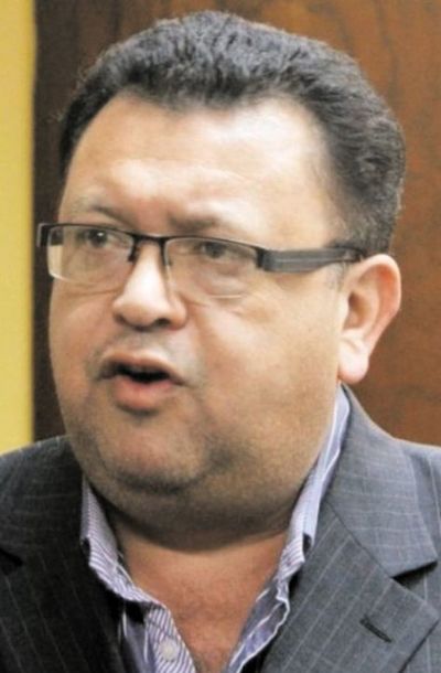 Filtran mensajes que comprometen a un juez