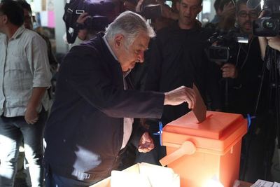 Uruguay abre los centros de votación para elegir a su próximo presidente