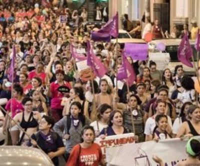 Cientos de mujeres gritan contra la "justicia patriarcal" en Paraguay