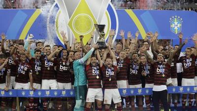 Flamengo prolonga la fiesta en Maracaná y recibe trofeo tras ganar la liga