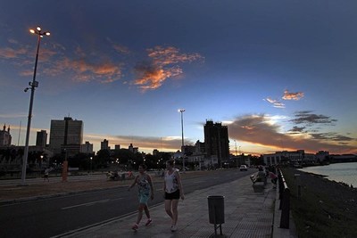Sábado caluroso con ocasionales tormentas