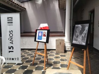 Presentan postales conmemorativos al centenario de Cayo Sila Godoy y Edith Jiménez