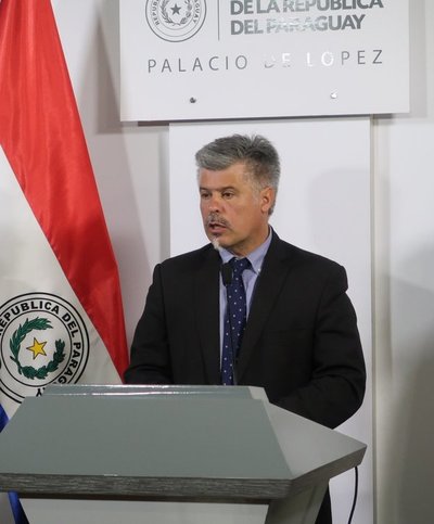 Investigan a candidato a intendente que hace alarde de fajos de dinero.