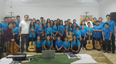 San Juan Bautista; emotivo acto de clausura de cursos de guitarra, inglés, canto y coro