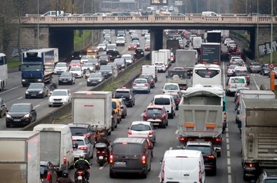 Francia afronta su segundo día de huelga contra la reforma de pensiones de Macron