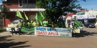Docentes escrachan a Silvio Ovelar frente a su casa en Coronel Oviedo