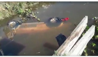 Camioneta cayó de un puente en Cerrito de Ñeembucú