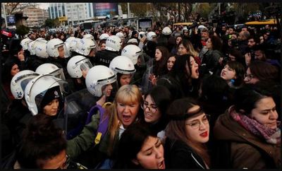 Policía reprimió a mujeres por cantar “Un violador en tu camino” en Turquía