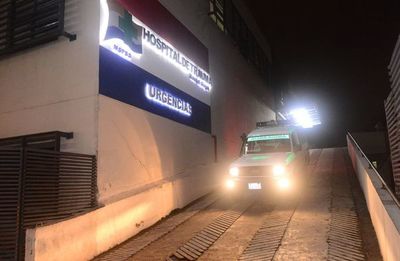 Dos hinchas de Olimpia siguen graves tras haber caído desde vallado