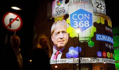 Boris Johnson obtiene aplastante mayoría según sondeo a pie de urna
