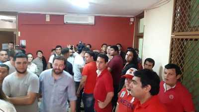 Fijan fecha de elecciones y Juventud de la ANR reacciona con golpes y encierros