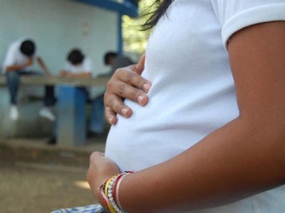Dejó que "novio" de 30 embarace a su hija de 13
