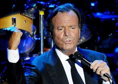 Julio Iglesias lanza beca musical con Latin Grammy para expandir su legado