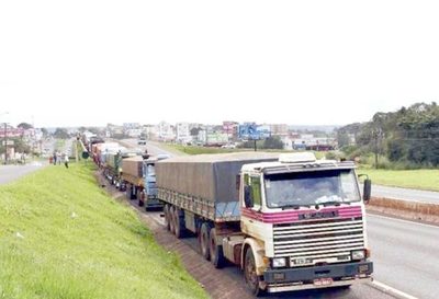 Camiones varados en la frontera entre Paraguay y Brasil: culpan a la precariedad de la infraestructura de Puertos