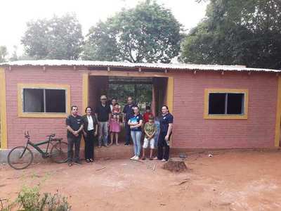 Arnaldo Valdez entrega dos viviendas sociales a familias de escasos recursos