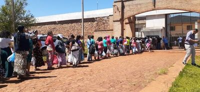 Larga fila en cárcel de Pedro Juan para visitar a parientes antes de Navidad
