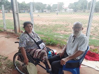 Desamparada, pareja aguarda ser asistida frente al Hospital Regional de Luque
