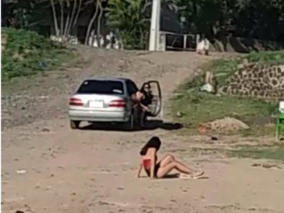 Cayó de la ventana del auto y se machucó