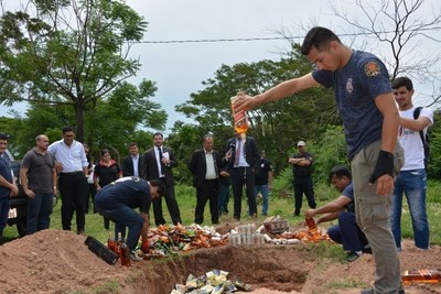 Ministerio de Justicia destruyó bebidas alcohólicas incautadas en Tacumbú