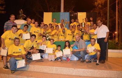 Otorgan reconocimiento a deportistas destacados