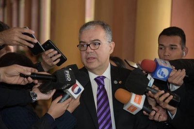 Ullón se lanza como intendentable, invoca el apoyo de su amigo Abdo y del grupo de Cynthia Tarragó