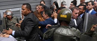 Chavismo atraca el Congreso e impone un líder aliado al régimen