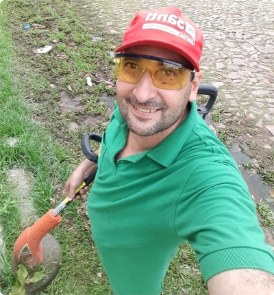 Ciudadano Lambareño corta gratis el pasto en baldíos para luchar contra el Dengue