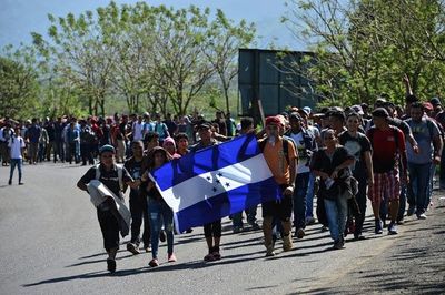 Nueva caravana de migrantes hondureños cruza Guatemala con destino a EE.UU.