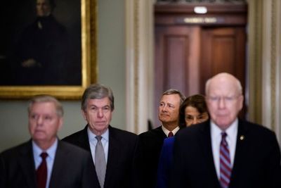 Los senadores estadounidenses encargados de juzgar a Trump prestan juramento